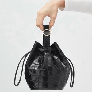 Cuyana:Elegant Mini Black Croc-Embossed  Bag